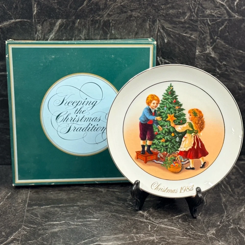 1982 AVON “Keeping the Christmas Tradition” Collector Plate w/22K Gold Trim